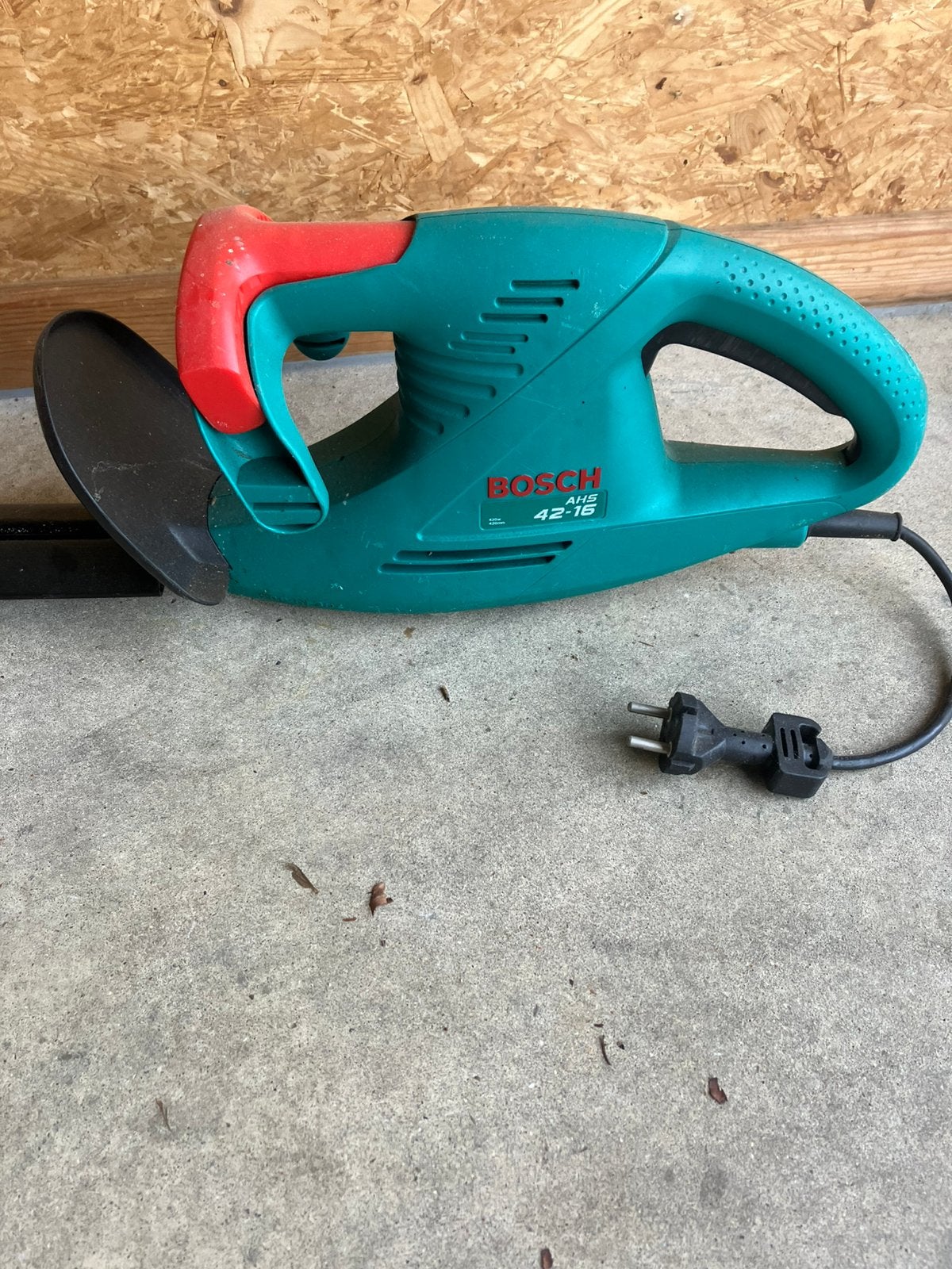 Elektrische heggenschaar Bosch, 420 watt, 42 cm mes lengte, Tuin en Terras, Ophalen, Zo goed als nieuw