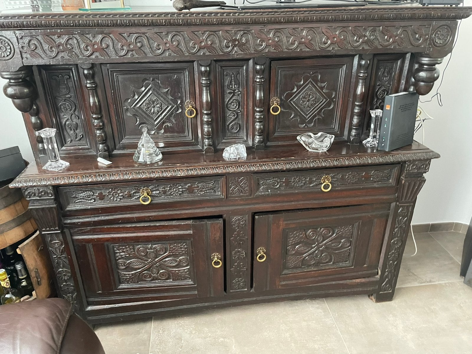 Dressoir ancien, Enlèvement