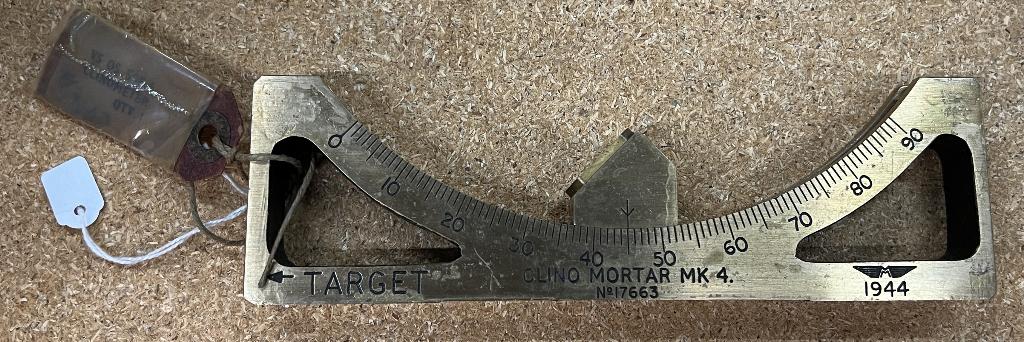 Uitverkoop - WO 2 Britse 3 inch Mortier Clinometer 1944 WD, Verzamelen, Ophalen of Verzenden, Landmacht, Overige typen