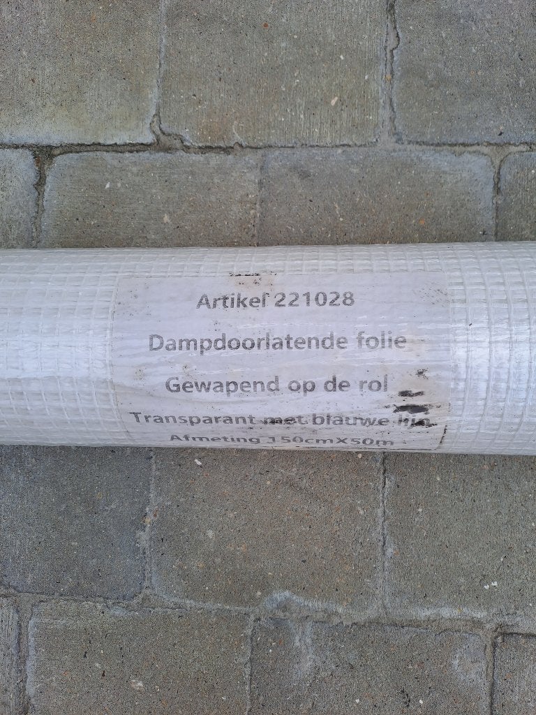 dampdoorlaatend in het wit