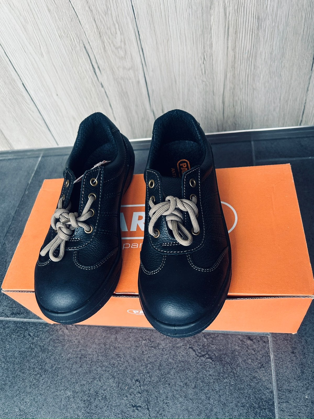 Chaussure de sécurité parade pointure 35, Enlèvement ou Envoi, Comme neuf