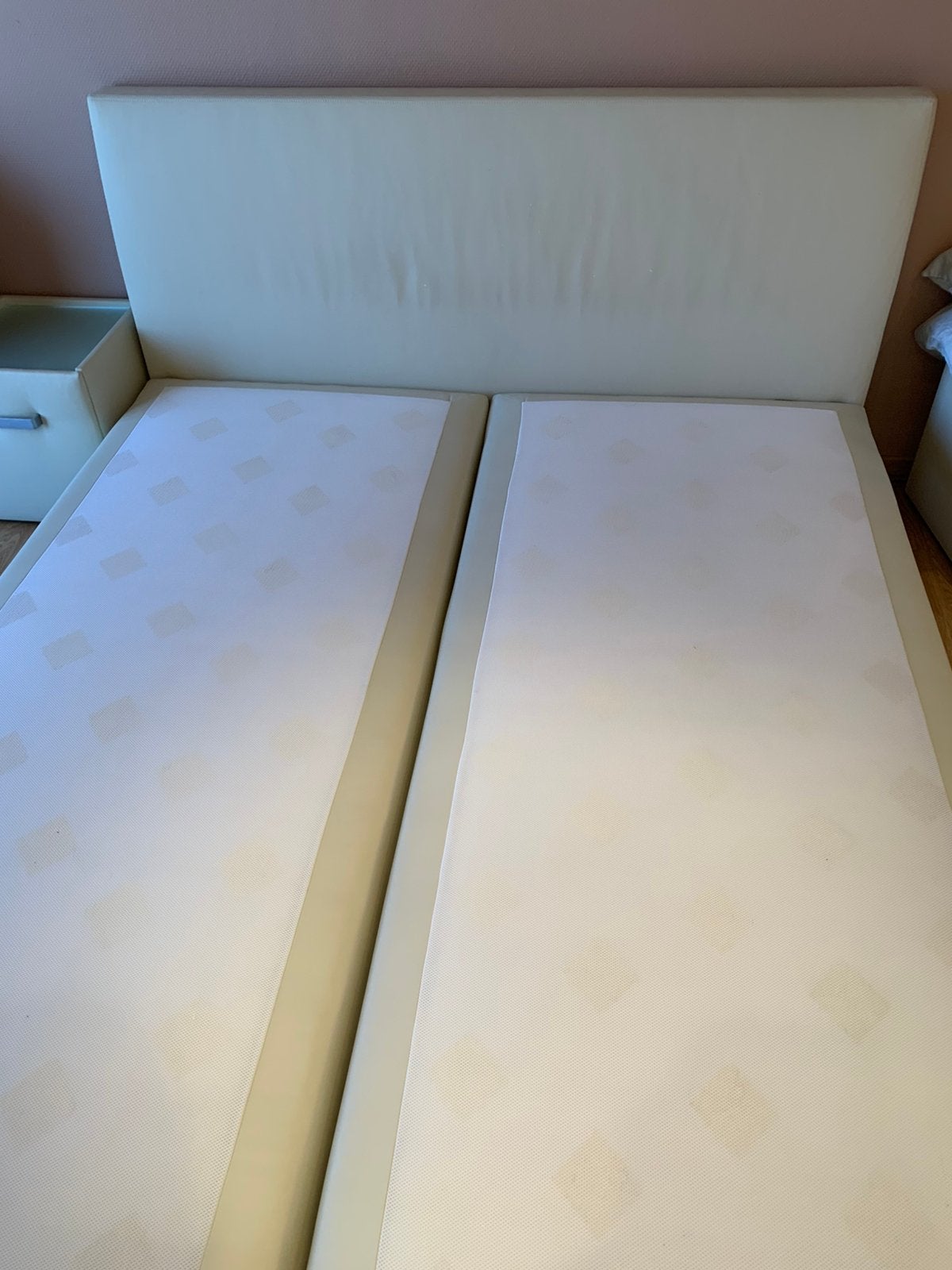 Boxspring en nachtkastjes - beschikbaar 2de helft september, 210 cm, Enlèvement, Utilisé, 180 cm