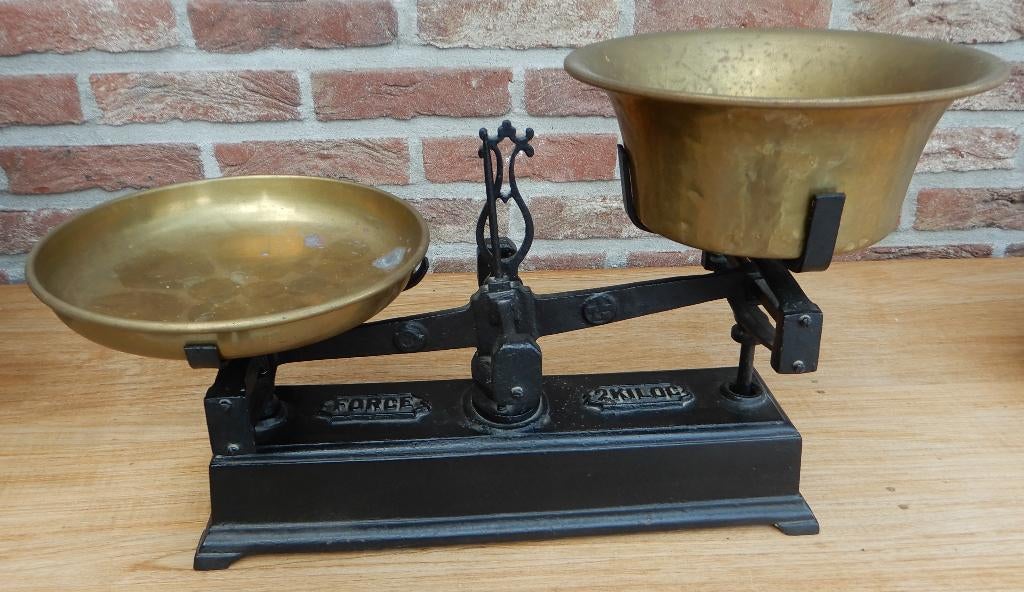 Oude gietijzeren weegschaal maximum 2 kg, Ophalen, Winkelweegschaal, Analoog, Gebruikt