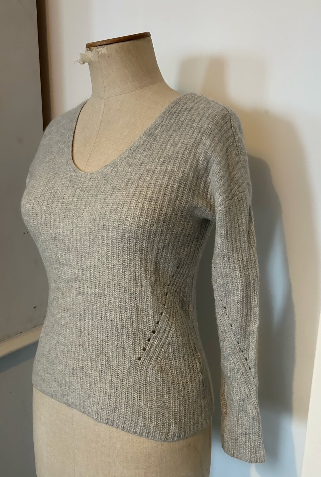 Grijze 100% kasjmier trui met strik Sixth Sense maat Small, Kleding | Dames, Ophalen of Verzenden, Zo goed als nieuw, Maat 36 (S)