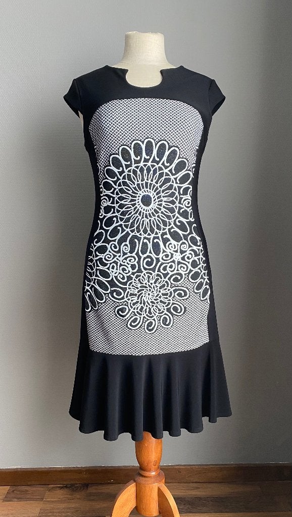 Zwart-witte jurk Joseph Ribkoff maat 40, Taille 38/40 (M), Joseph Ribkoff, Comme neuf, Sous le genou