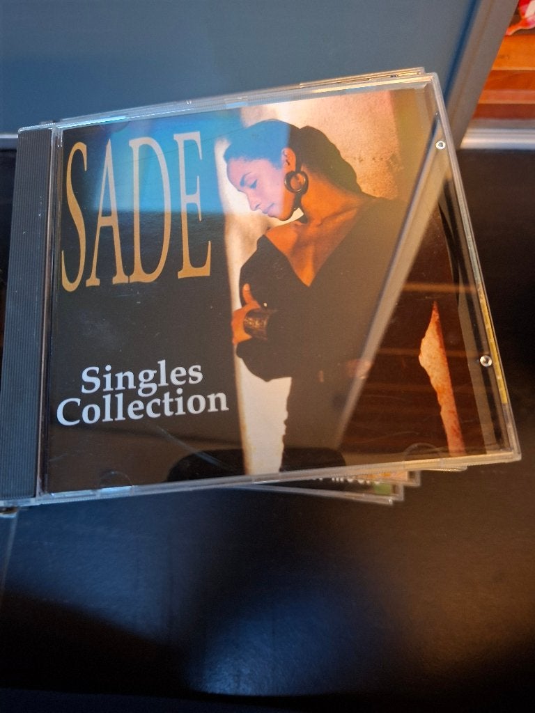 cd - sade - singles collection, Gebruikt, Pop, Ophalen of Verzenden, Inclusief boekje