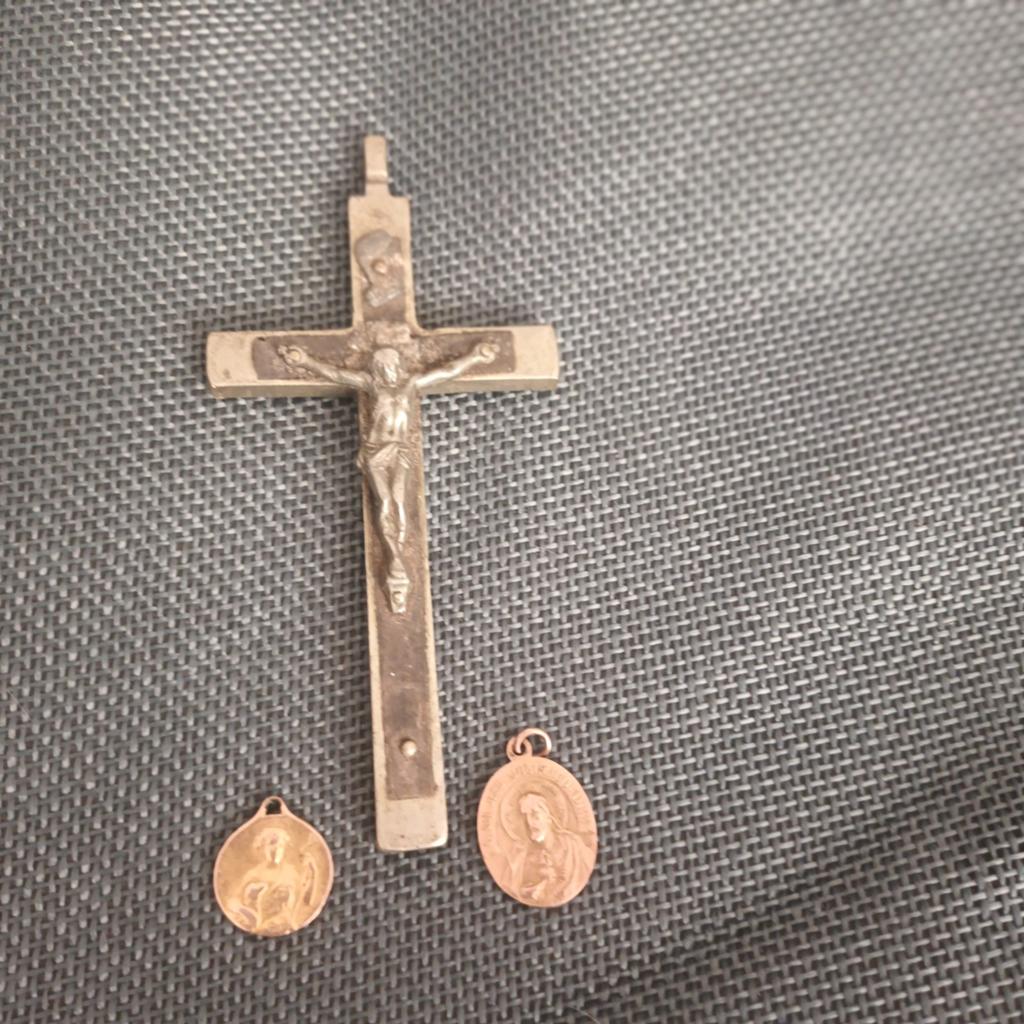 3 Pendatifs  1 9Carat 1 croix 1 pedatif cuivre 30€ ensembles, Enlèvement