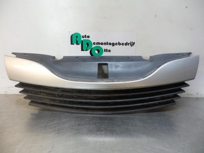 Calandre d'un Renault Laguna (Laguna 01-), Renault, -, Utilisé, -