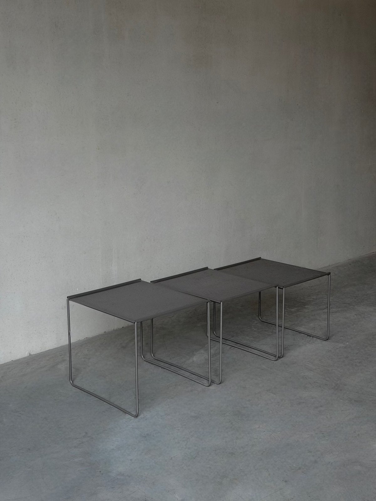 Postmoderne geperforeerde nesttafels, jaren 1980, set van 3, Enlèvement, Comme neuf