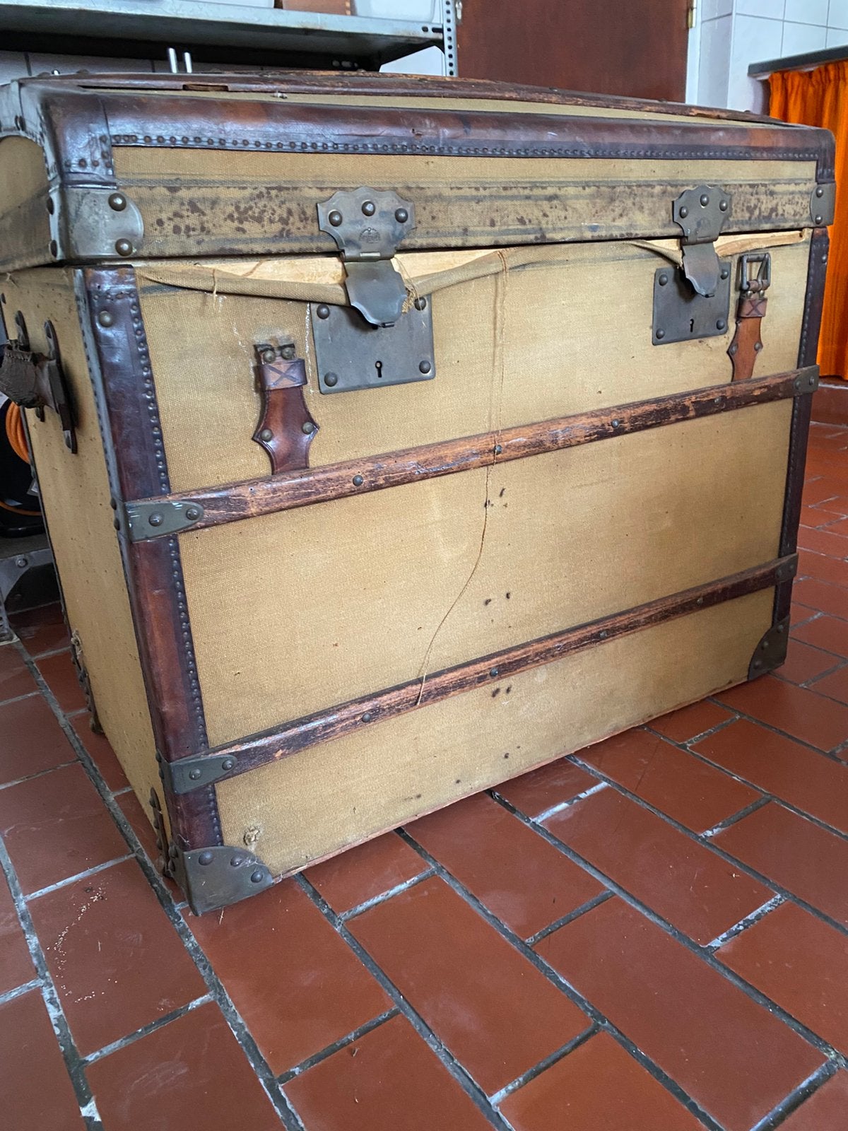Antieke hutkoffer / reiskist (ca. 100 jaar oud), Enlèvement, Utilisé