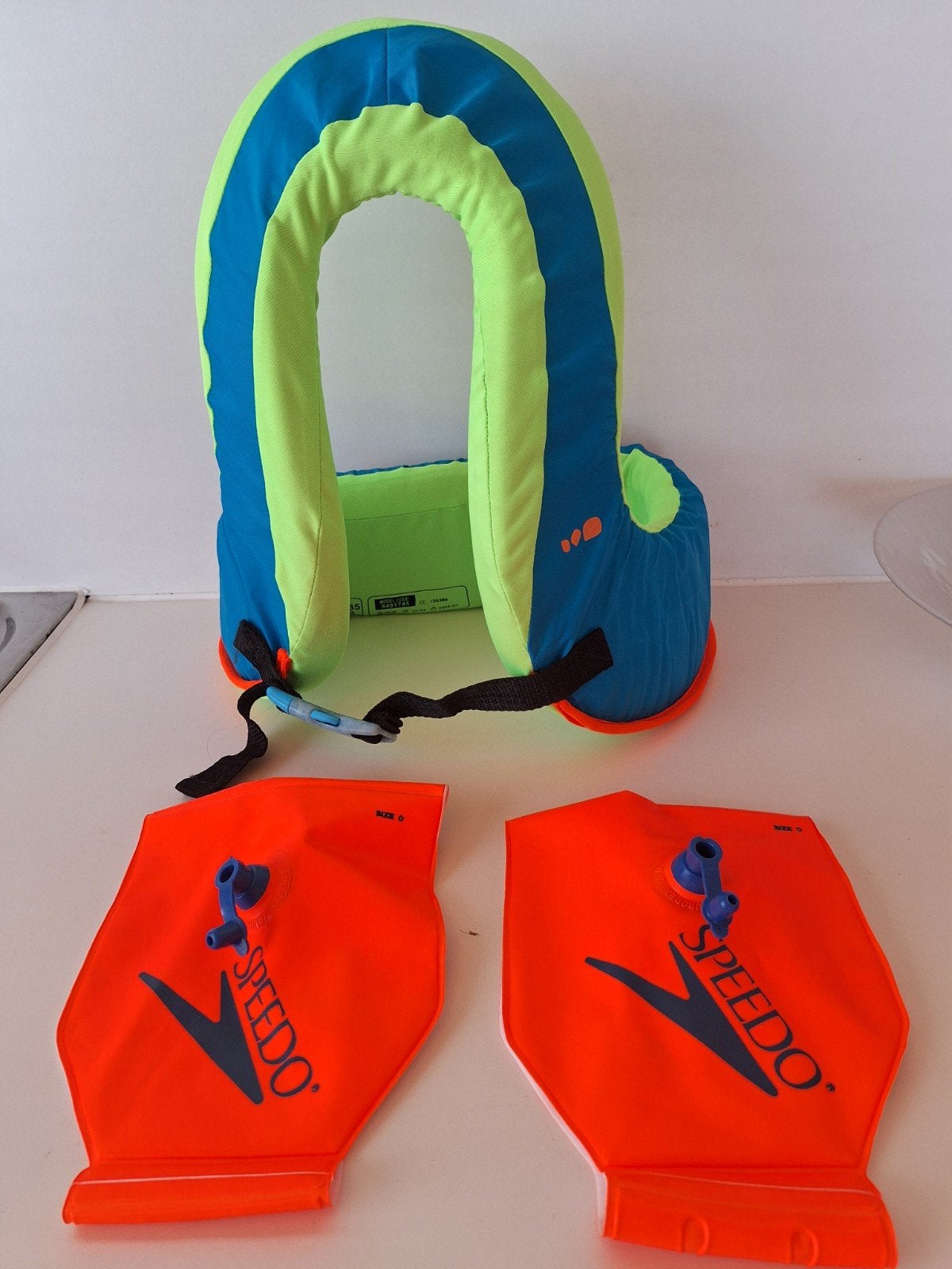 zwemvestje en bandjes speedo ,25 tot 35 kg, Enfants & Bébés, Maillots de bain pour enfants, Enlèvement