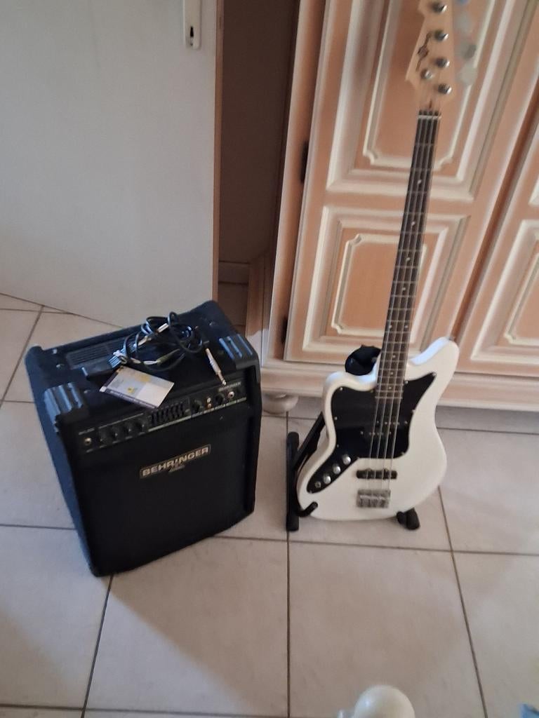 Linkshandige basgitaar, Ophalen, Met versterker