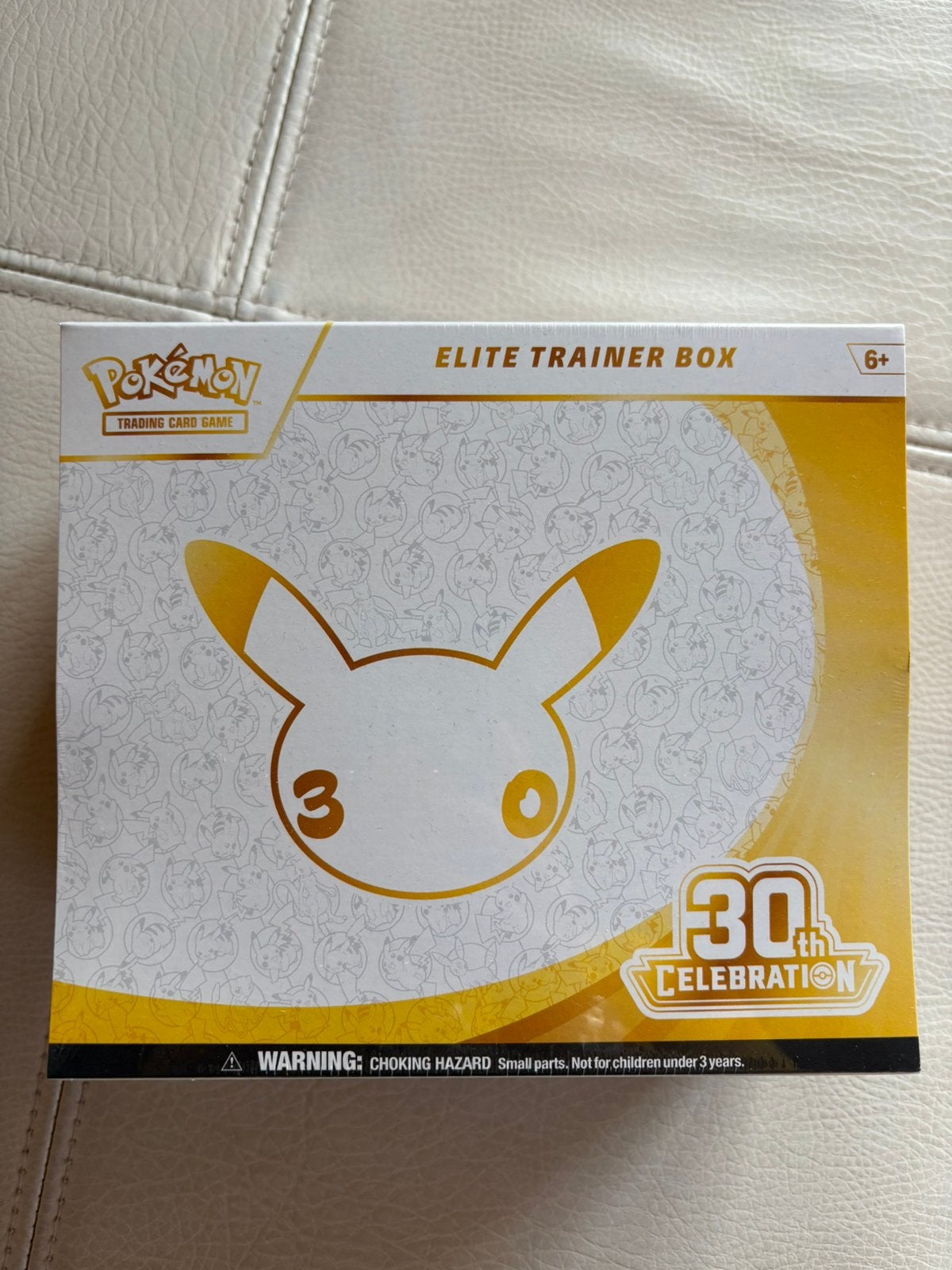 Pokemon 30th anniversary engels versie ETB, Ophalen of Verzenden, Zo goed als nieuw, Foil