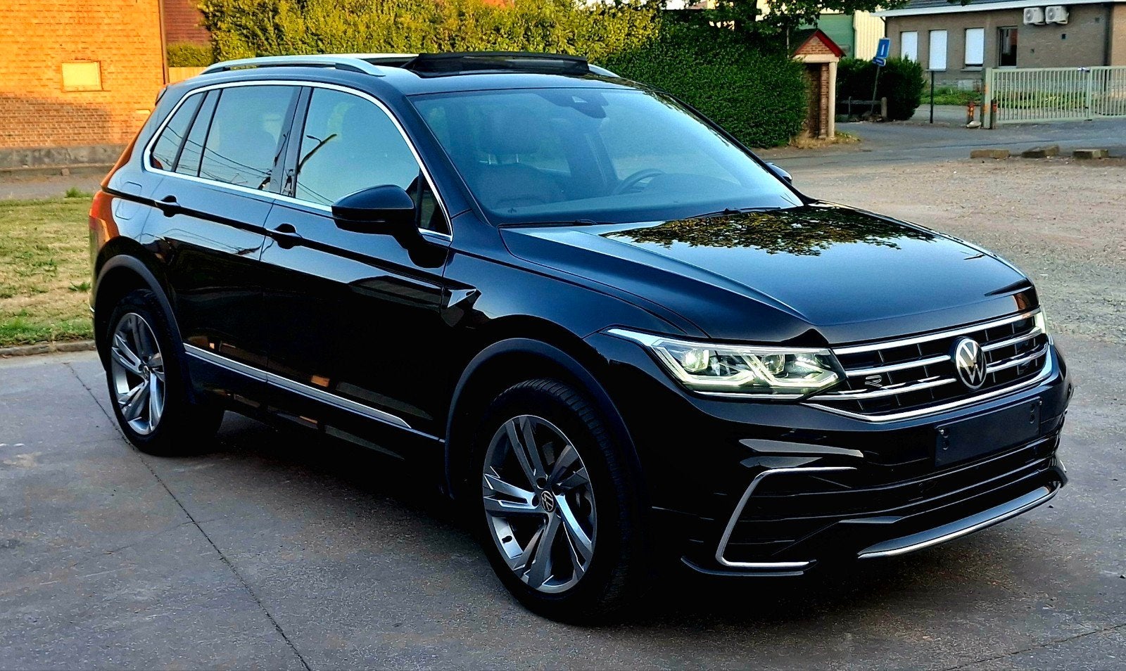 Vw Tiguan R-line Platinuim DSG Hybrid 
Platinuim DSG, Auto's, Volkswagen, Bedrijf, Te koop, Tiguan, Achteruitrijcamera, Adaptive Cruise Control