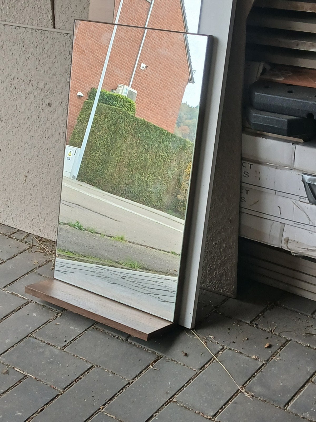 Nouveau miroir avec étagère, Enlèvement