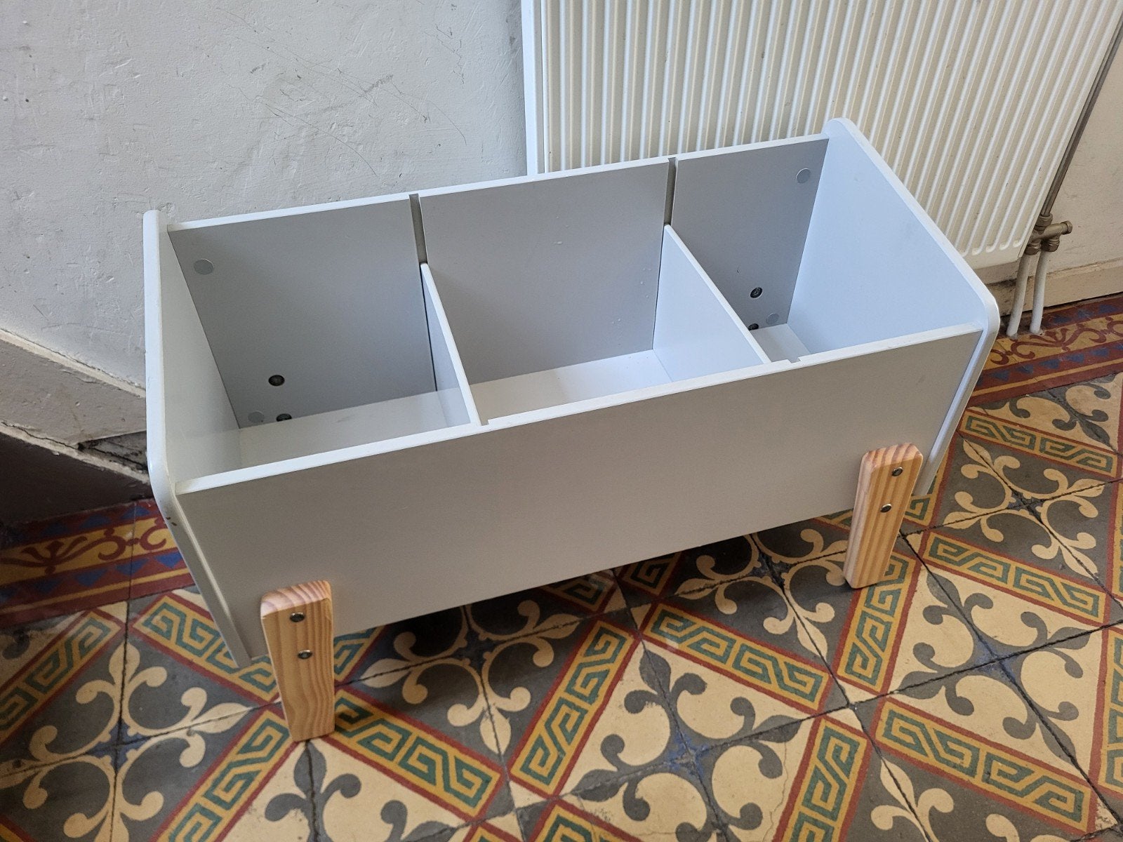 Bibliothèque grise sur pieds, Enlèvement