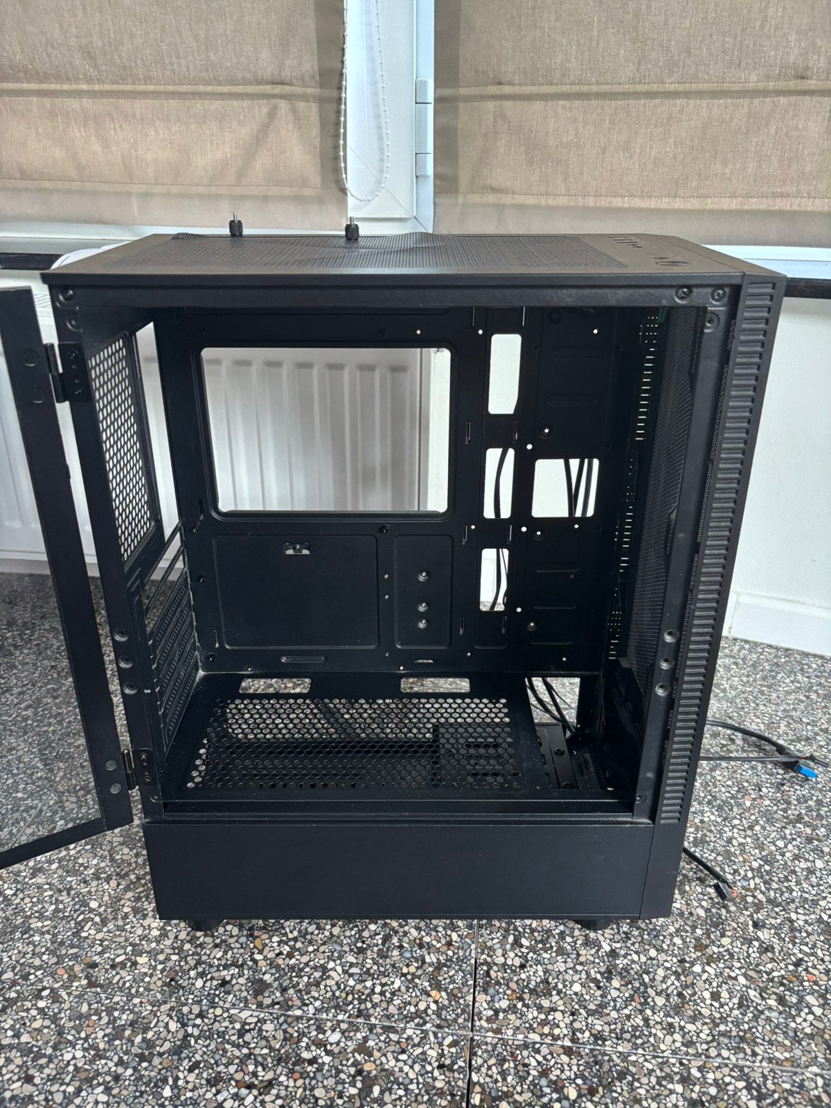 Antec PC Behuizing + 3 RGB Fans, Computers en Software, Computerbehuizingen, Ophalen, Zo goed als nieuw