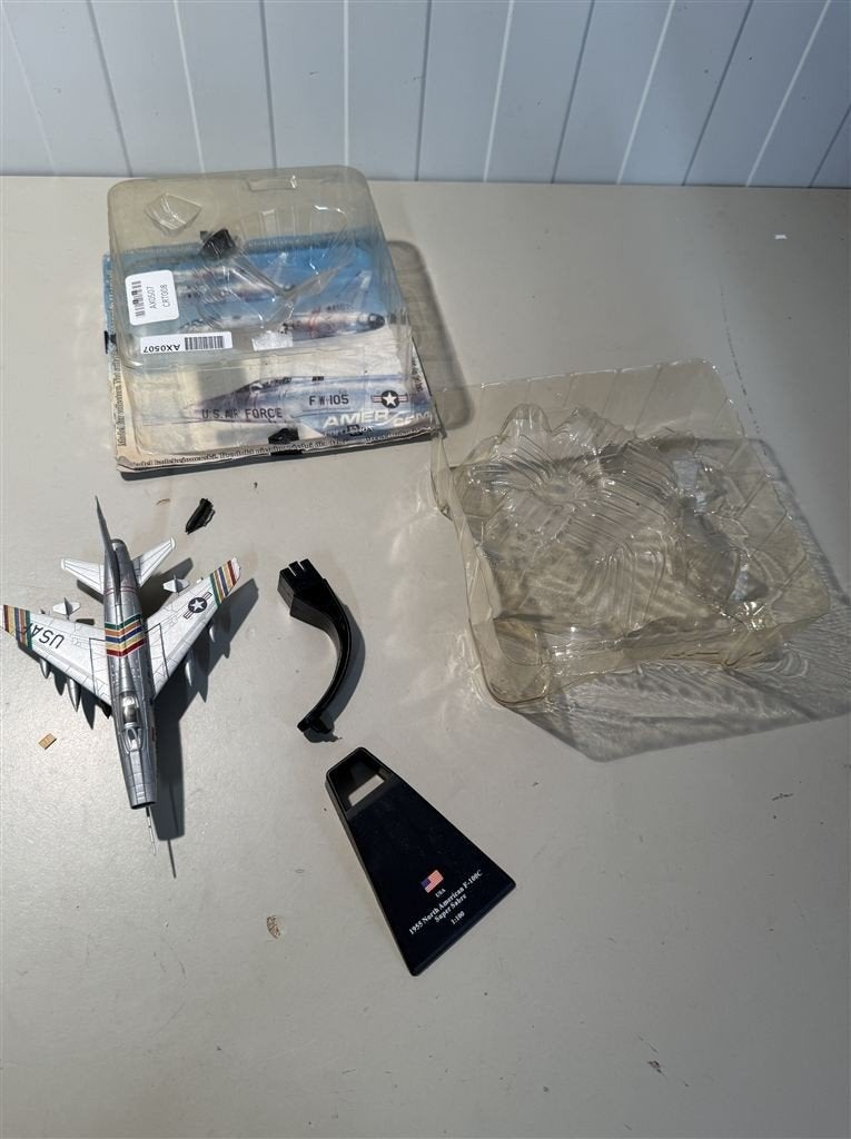Vliegtuig model - Amercom 1:100 North American F100-C Super, Hobby en Vrije tijd, Modelbouw | Vliegtuigen en Helikopters, Ophalen of Verzenden