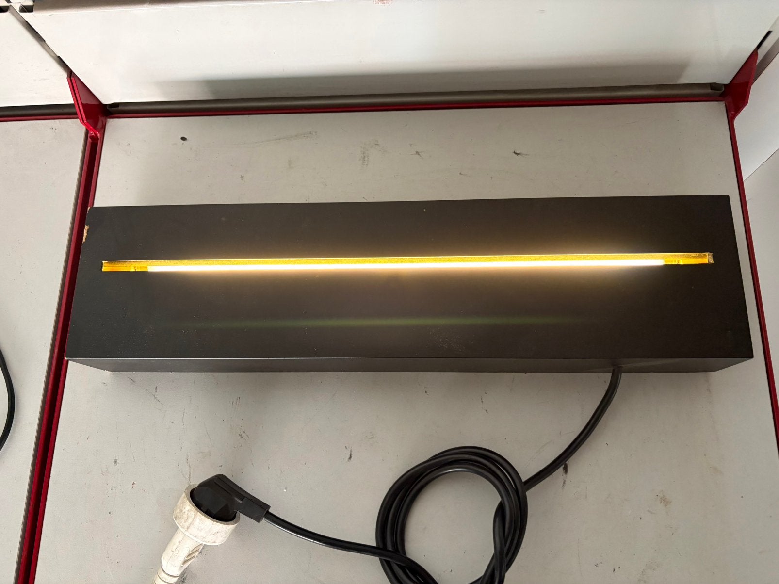 Zwarte lichtbasis/ondersteuning met verlichtingssleuf — Hifi, Huis en Inrichting, Lampen | Overige, Gebruikt, Geel, Ophalen of Verzenden