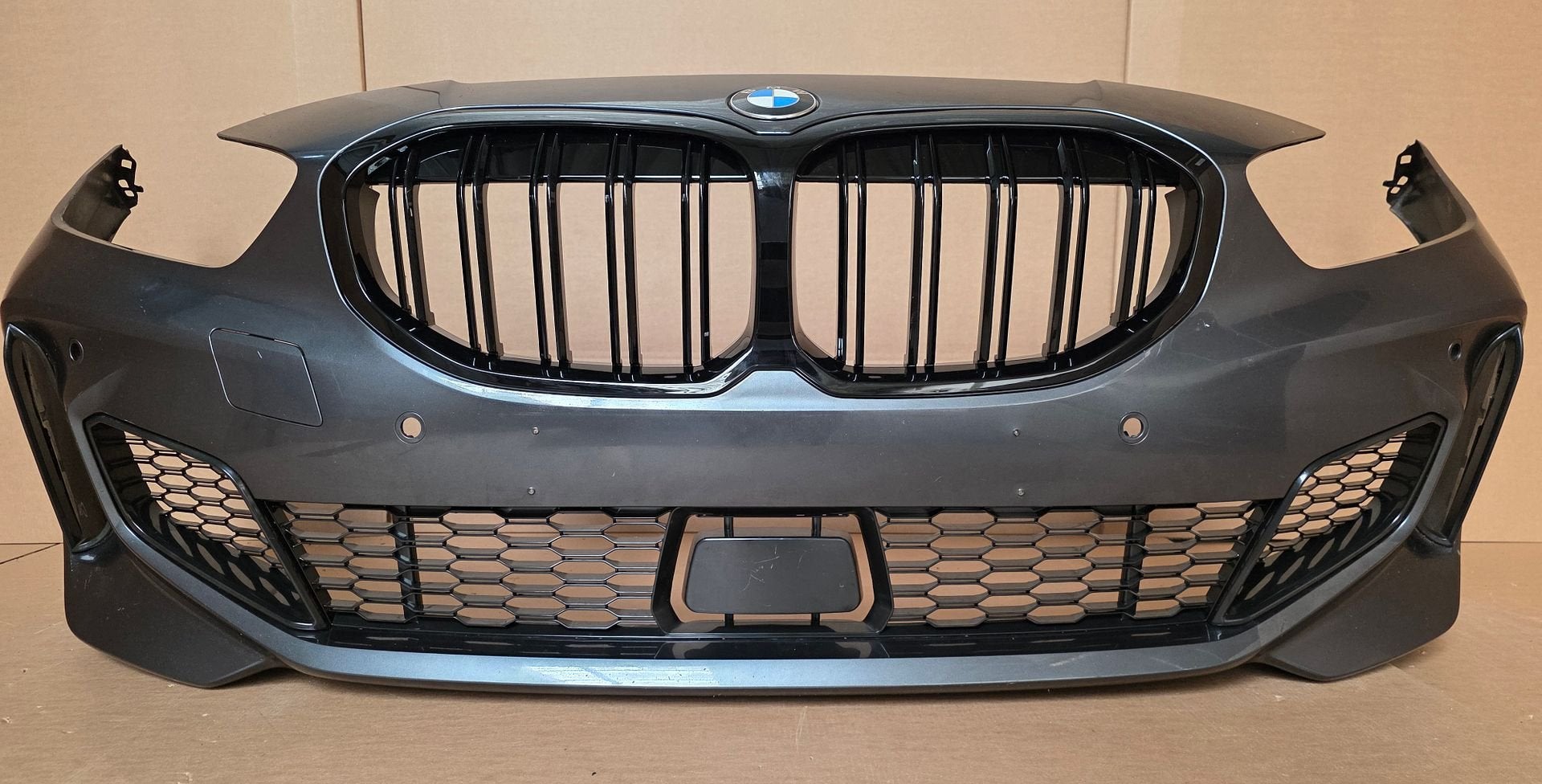 Voorbumper BMW 1 Serie F40 M Pakket 4xPDC 51118070928 Bumper, -, Origine de la pièce connue, Utilisé, Avant