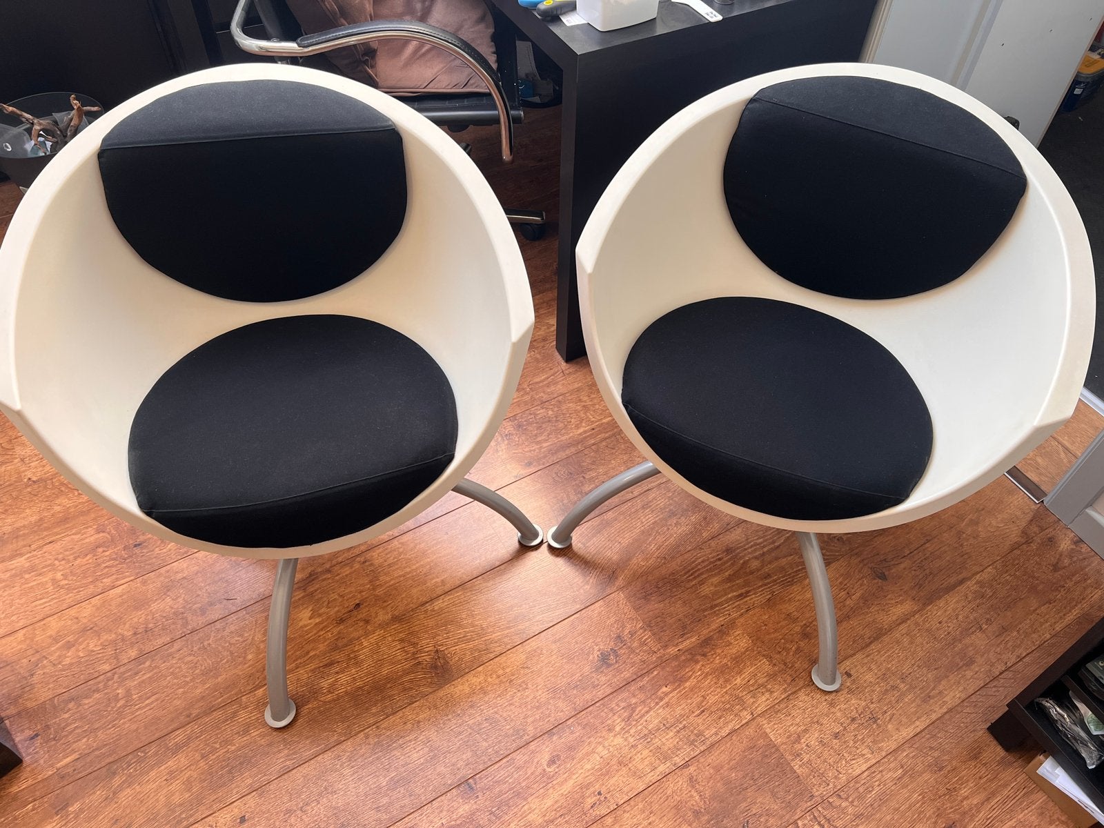 vintage kuipstoelen wit met zwarte kussens, Ophalen, Gebruikt, Wit, Twee