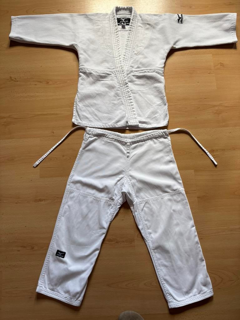 Kimono kind maat 130 merk Mizuno judo/karate/ju jitsu, Maat XS of kleiner, Judo, Vechtsportpak, Ophalen of Verzenden
