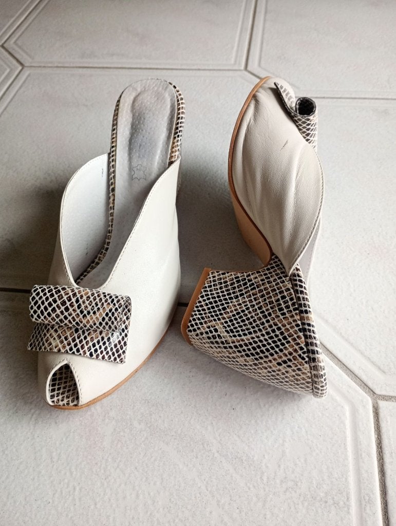 Chaussons en cuir élégants taille 40, Beige, Comme neuf, Enlèvement, Sandales et Mûles