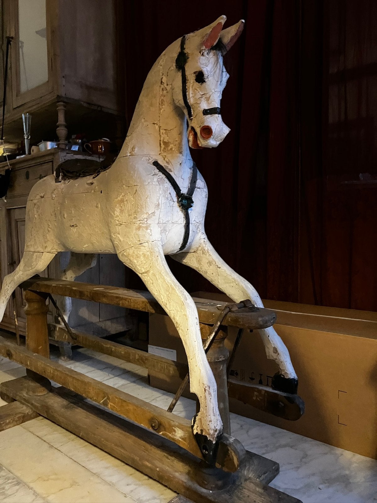 Antiek houten paard, Ophalen