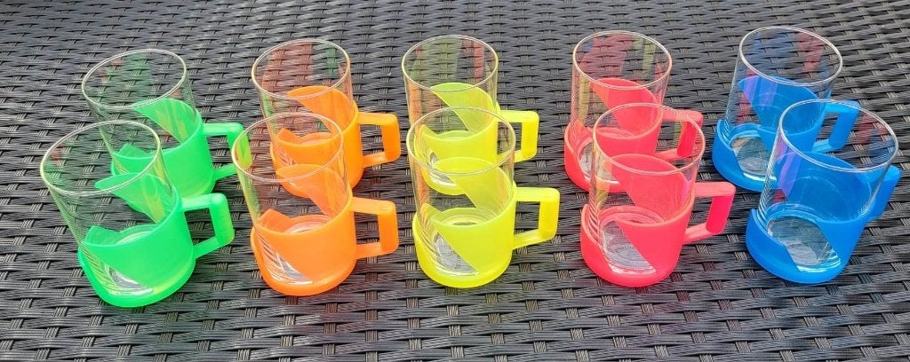 Prijs voor 10 fancy glazen gekleurde houder in plastiek., Verzamelen, Ophalen, Nieuw, Frisdrankglas