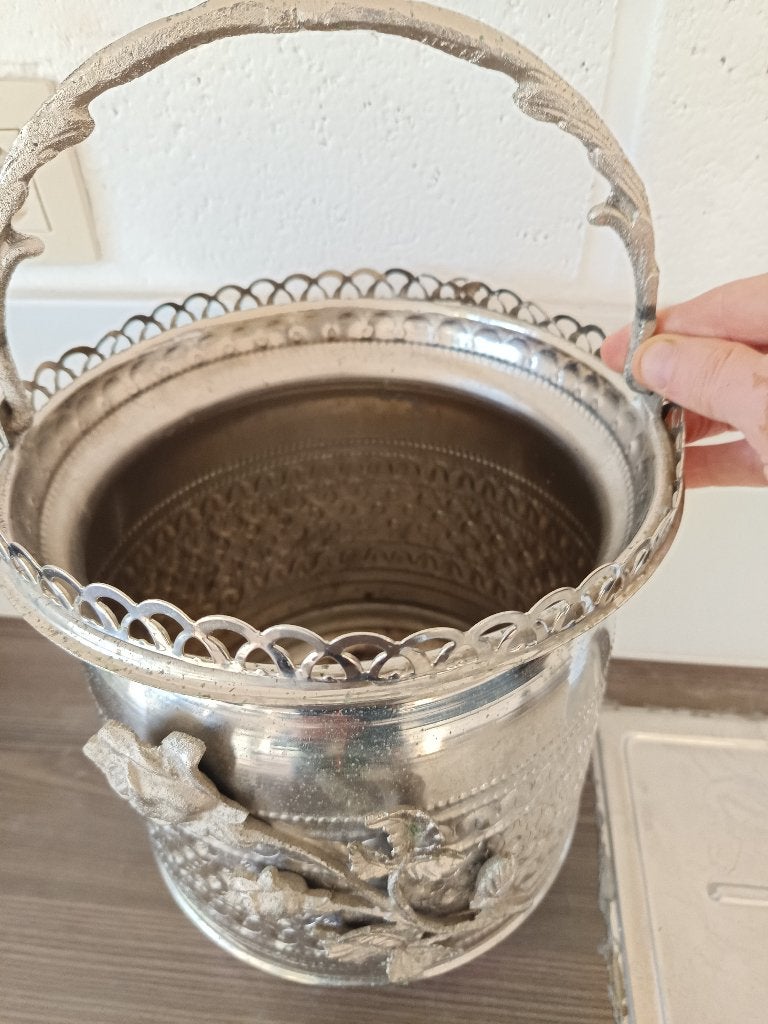 Seau de hamam argenté, Enlèvement, Argent