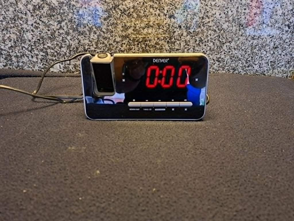 denver projector klokradio, Maison & Meubles, Accessoires pour la Maison | Horloges, Enlèvement, Denver