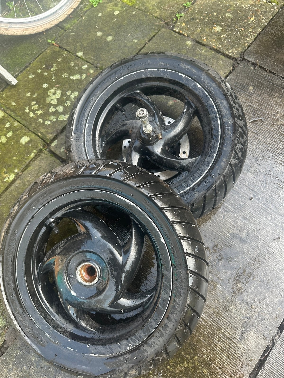Banden Piaggio met velg, Fietsen en Brommers, Ophalen of Verzenden, Zo goed als nieuw, Overige typen, Piaggio