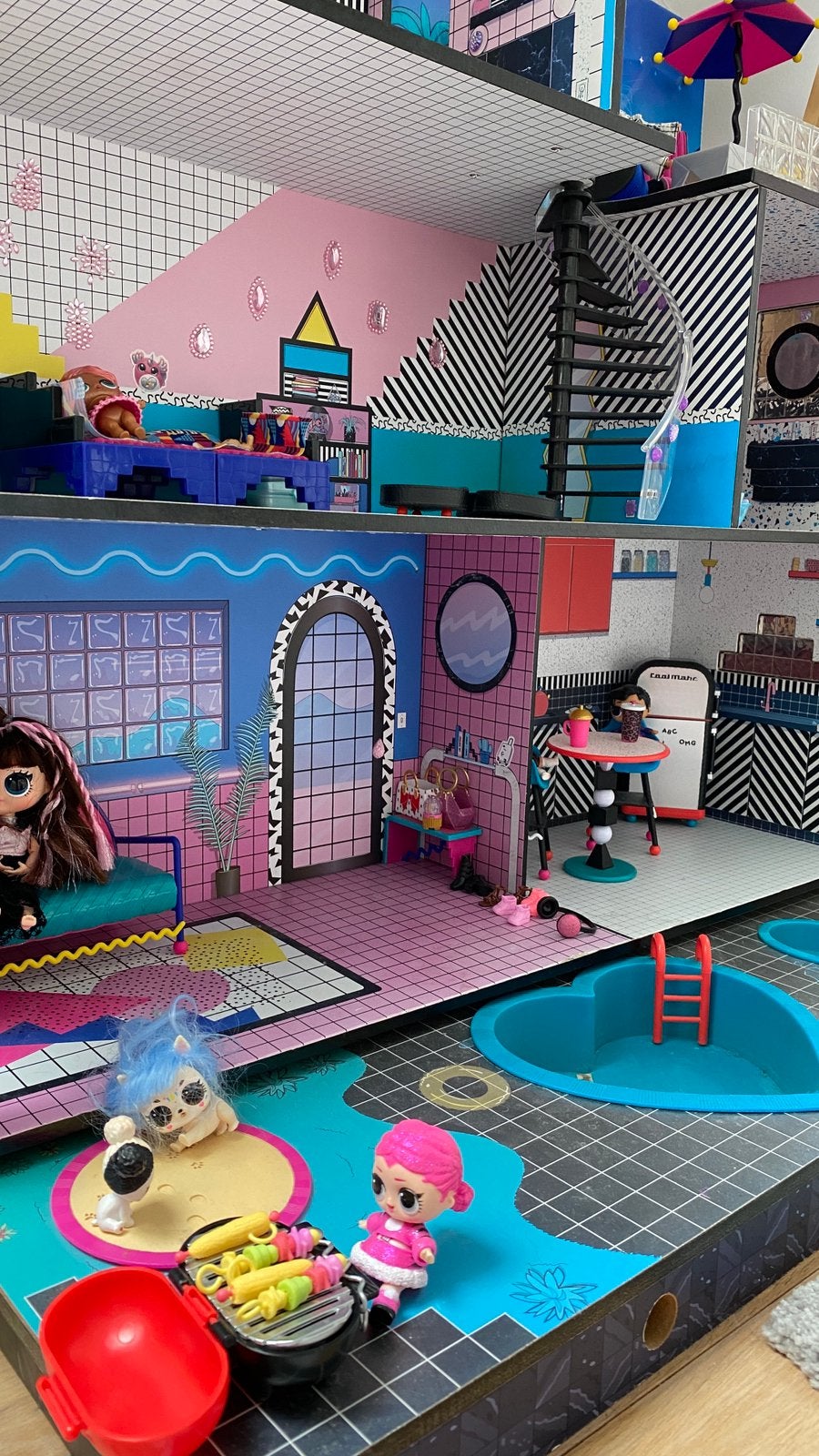 LOL poppenhuis met meubeltjes., Kinderen en Baby's, Speelgoed | Poppenhuizen, Ophalen, Zo goed als nieuw, Poppenhuis