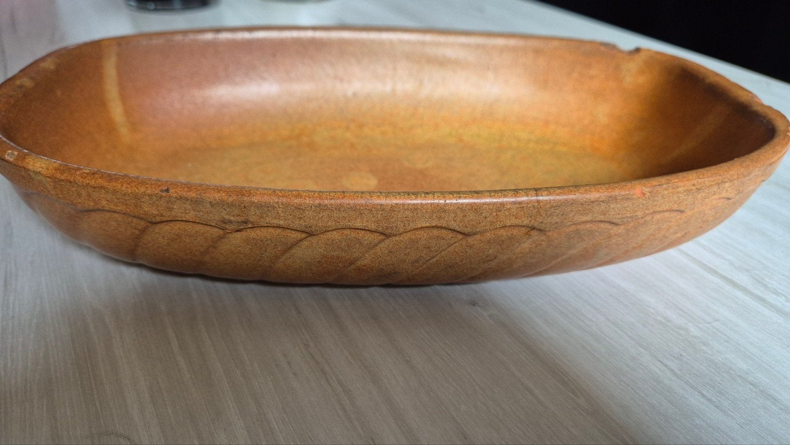 Ovale schaal van amberkleurig keramiek - gedraaid/touwpatroo, Ophalen of Verzenden, Ovaal, Gevlochten