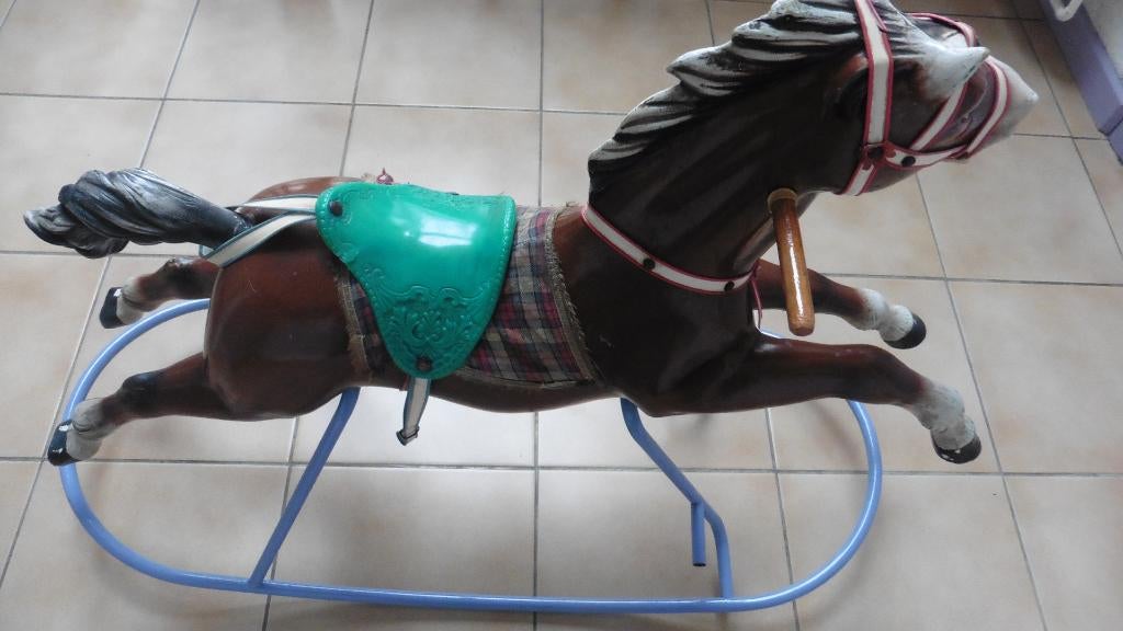 Cheval à bascule ancien pour enfants, Enlèvement