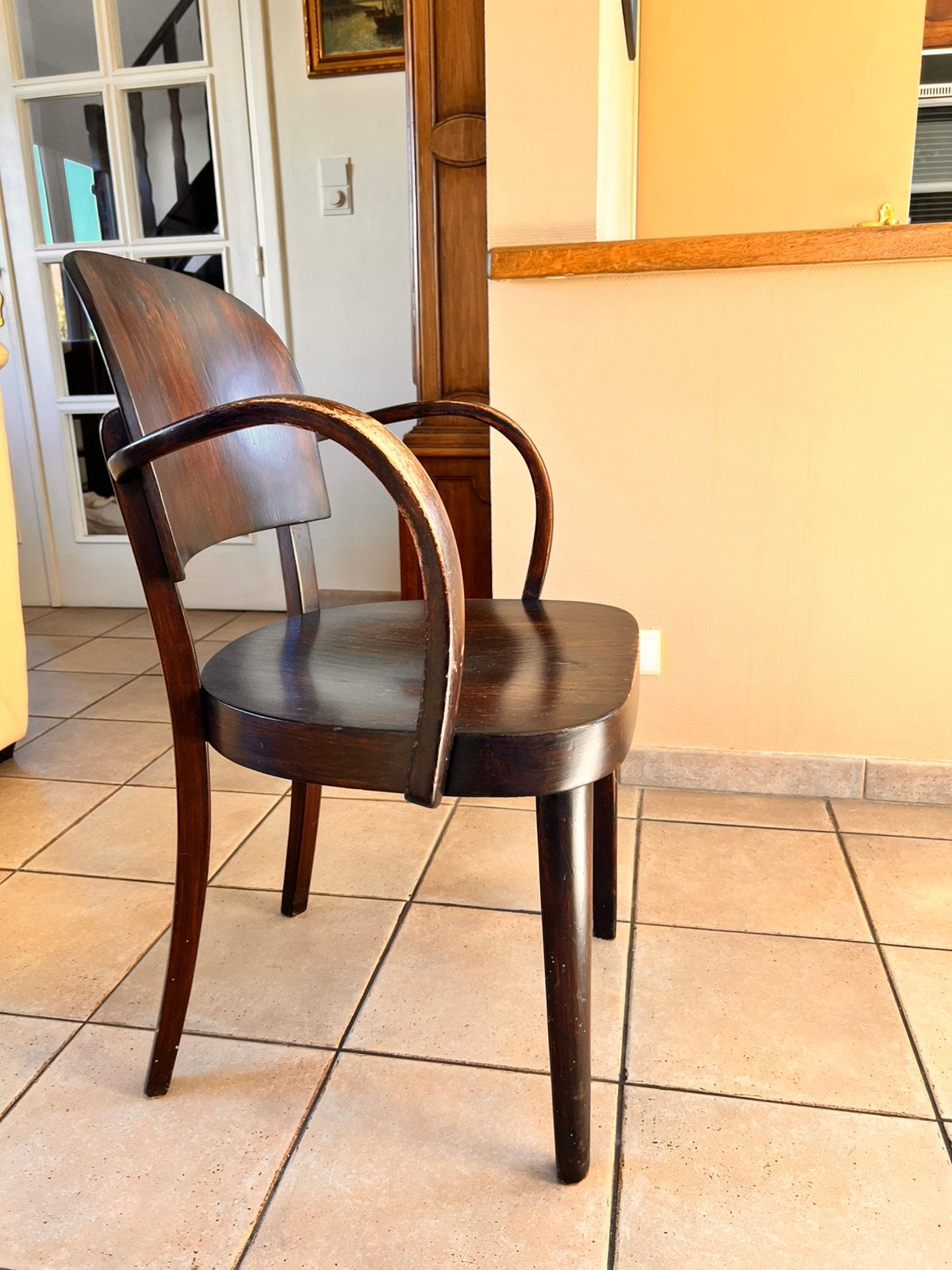 Chaise avec accoudoirs des années 1950, Enlèvement