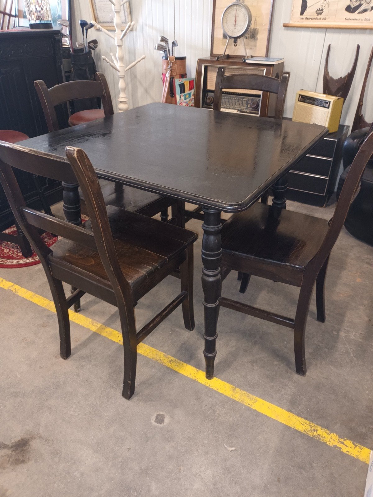 Donkerhouten eettafel + 4 bijpassende stoelen, Enlèvement