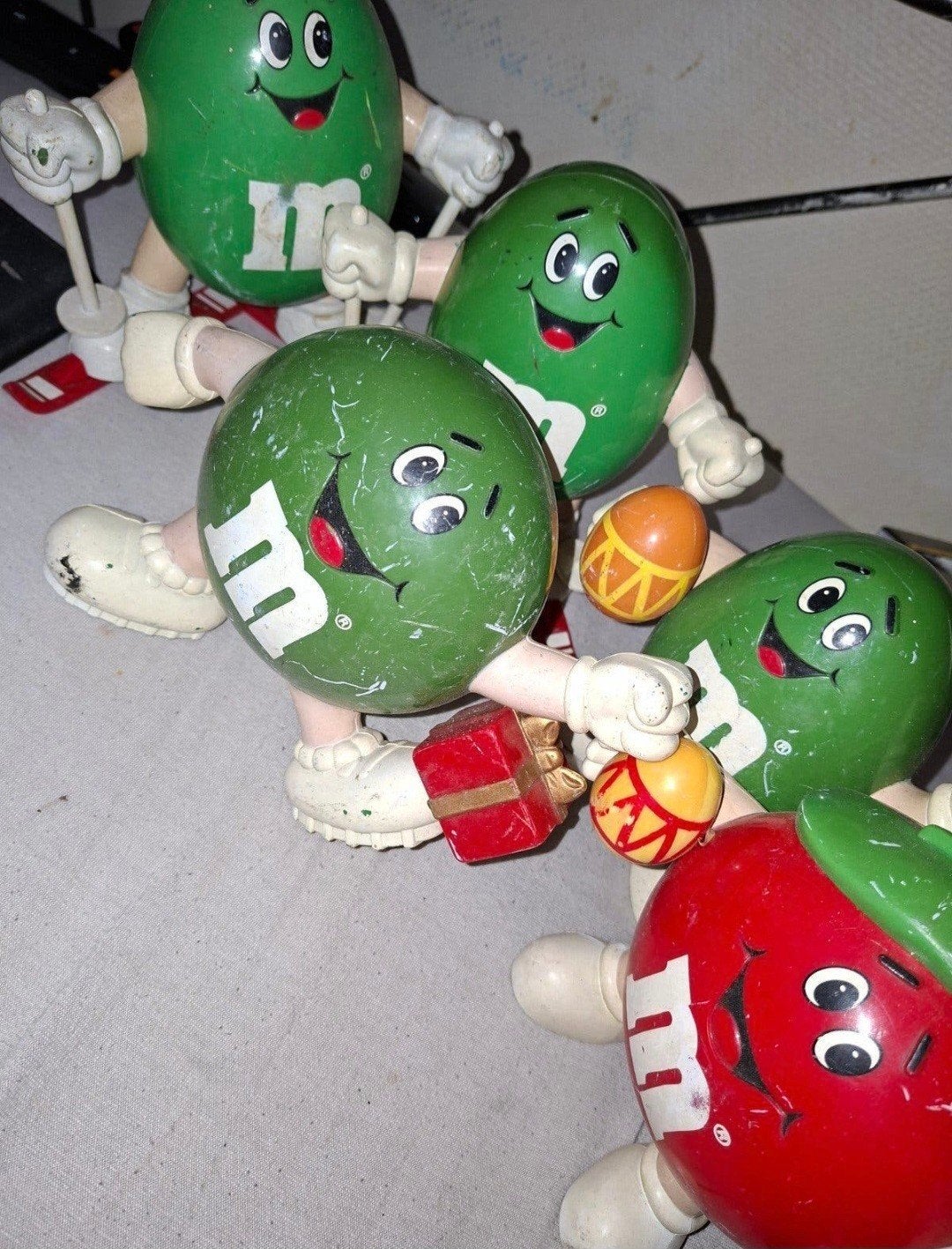 figurines mms, Enlèvement