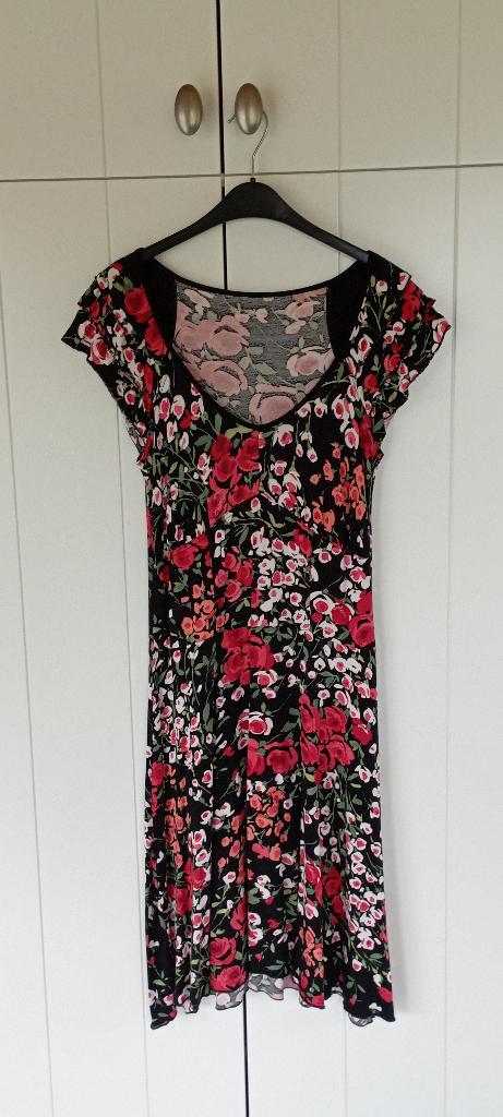 Robe d'été noire à imprimé floral rouge — taille M, Vêtements | Femmes, Enlèvement ou Envoi, Comme neuf, Taille 38/40 (M), Rouge