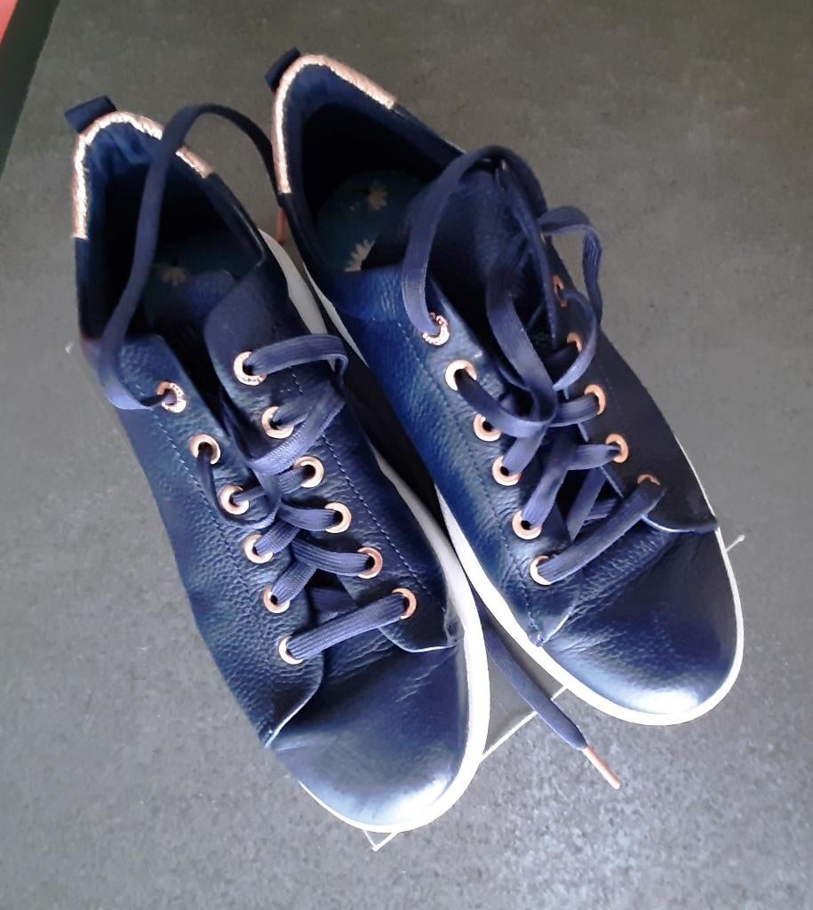 Te koop: Mooie donker blauwe lederen sneakers, 40, Kleding | Dames, Schoenen, Ophalen, Blauw, Ted Baker, london", Zo goed als nieuw