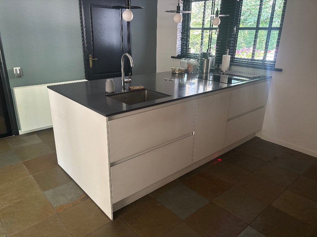 Moderne eilandkeuken hout/wit – AEG, Bosch-Novy GEDEMONTEERD, Wit, Overige typen, Ophalen of Verzenden, Zo goed als nieuw
