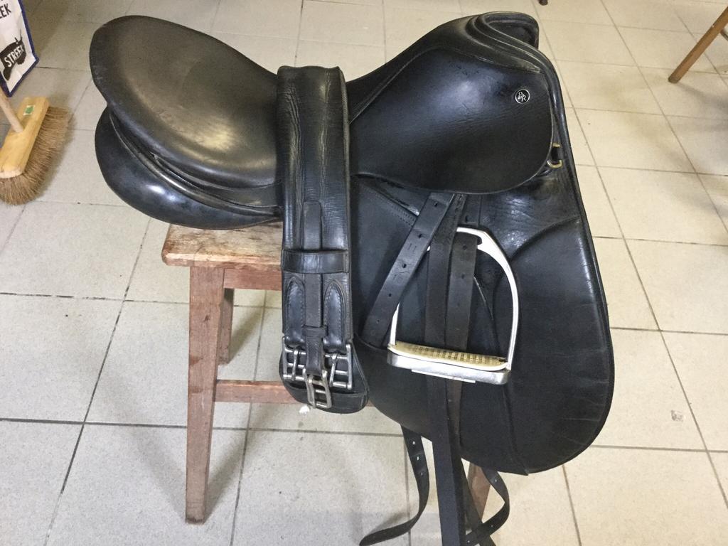 BR dressuurzadel 17 inch, Dieren en Toebehoren, Ophalen of Verzenden, Zo goed als nieuw
