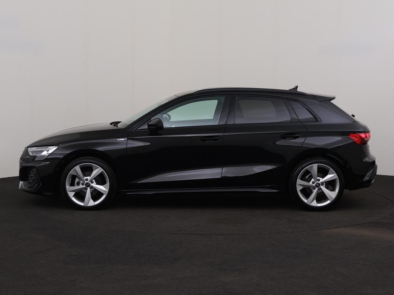 Audi A3 Sportback 30 TFSI MHEV S line S tronic, Automaat, Parkeerassistent, Zwart, A3