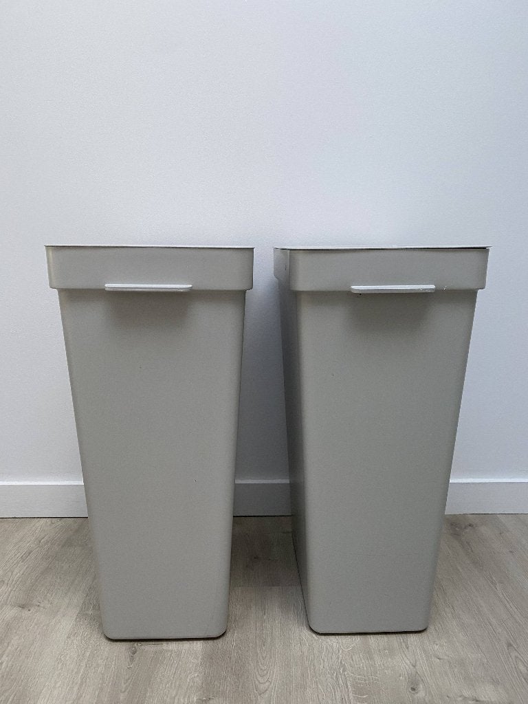 2 Grijze vuilbakken HÅLLBAR lichtgrijs 35 liter, Ophalen, 50 – 75, Kunststof, Zo goed als nieuw