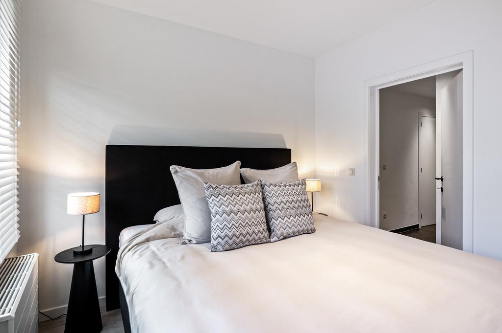 Boxspring+hoofdbord+tempur matrassen+nachttafel+lampjes, Ophalen, Zo goed als nieuw