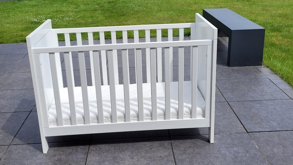 Kinderbedje Bopita Corsica wit met matras 10 cm dik, Kinderen en Baby's, Zo goed als nieuw, Minder dan 140 cm, Minder dan 70 cm