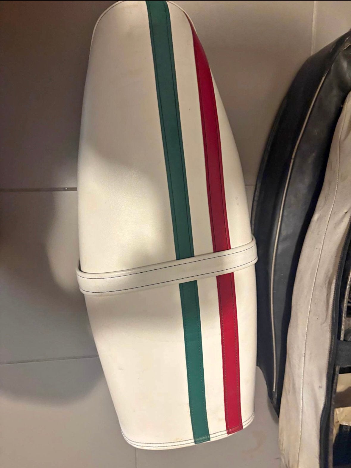 Selle vespa, Enlèvement