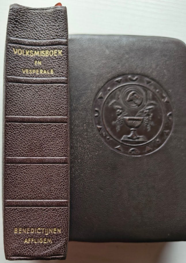 Antiek missaal "Het Volksmisboek en Vesperale" – Affligem, Antiek en Kunst, Ophalen of Verzenden, Onbekend
