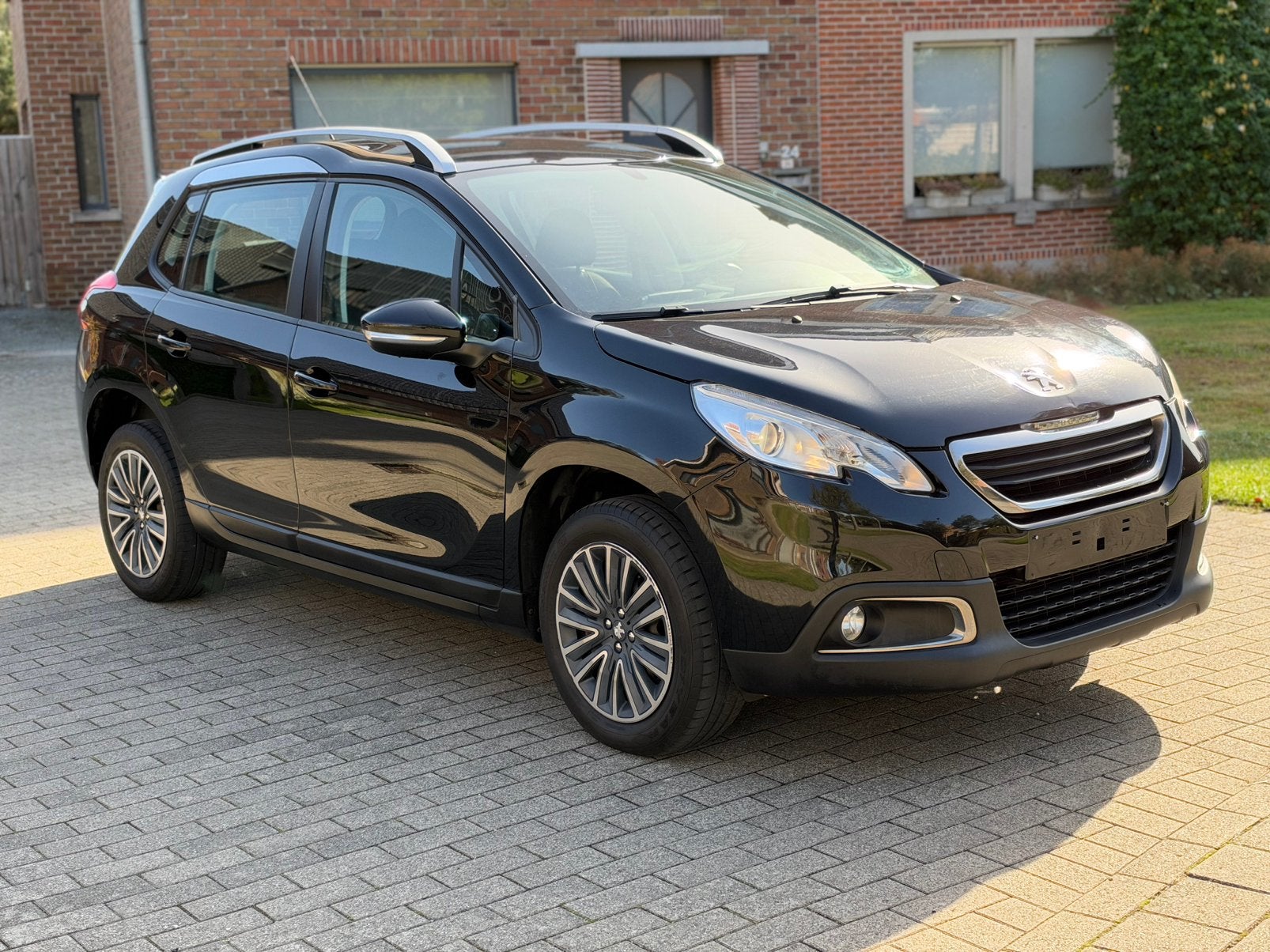PEUGEOT 2008/BON ÉTAT ! /VVK EN COULEUR BLANCHE !, Autos, Achat, Boîte manuelle, Entretenue par le concessionnaire, Noir