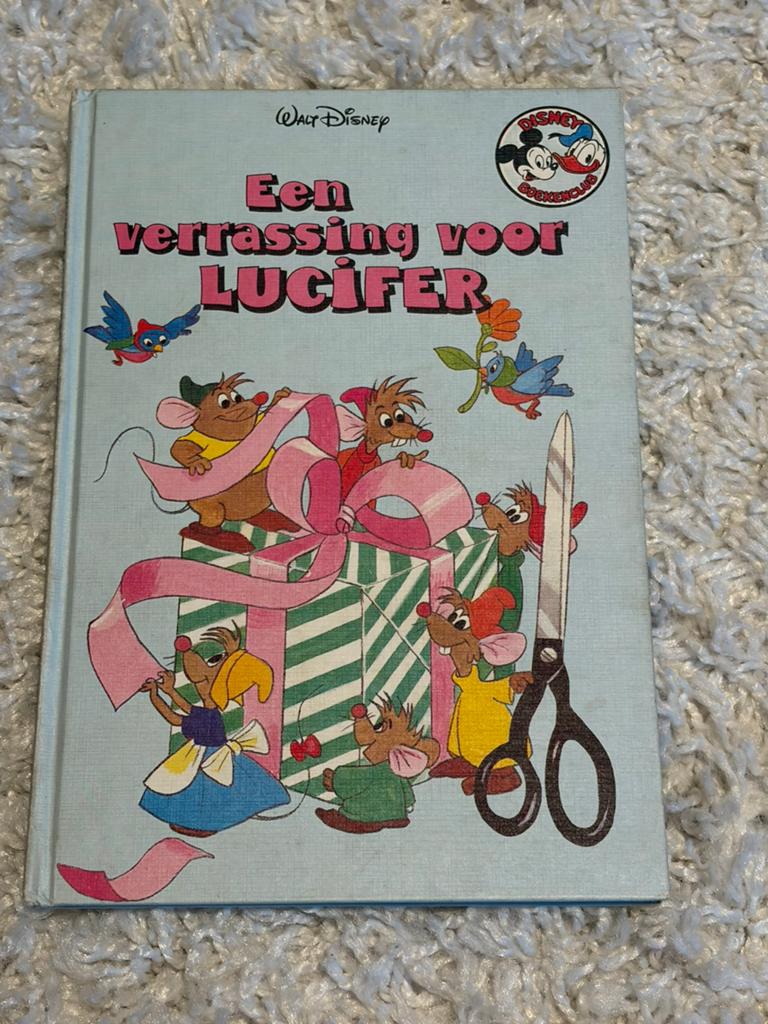 Disney boekenclub - Een verrassing voor Lucifer, Boeken, Ophalen of Verzenden, Gelezen, Jongen of Meisje, Fictie algemeen